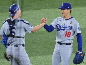 Yamamoto y Smith lideran a Dodgers en victoria 5-1 sobre Blue Jays El lanzador de Los Angeles Dodgers Yoshinobu Yamamoto (der.) estrecha la mano con el receptor Will Smith después de la última entrada del juego dos de la Serie Mundial ante los Toronto Blue Jays. EFE/EPA/EDUARDO LIMA