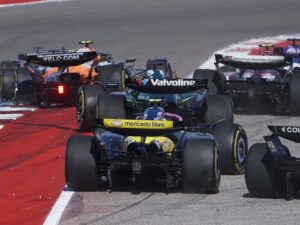 Verstappen suma puntos mientras los McLaren chocan entre si