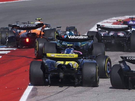 Verstappen suma puntos mientras los McLaren chocan entre si