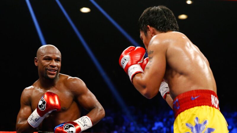 Netflix negocia la revancha histórica: Pacquiao vs. Mayweather II Pacquiao vs Mayweather en su combate de 2015. Foto de archivo.