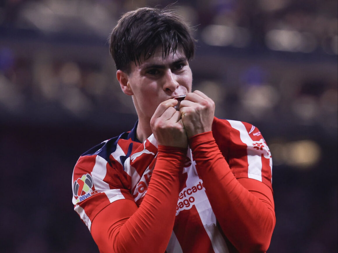 Armando González de Chivas, celebrando uno de sus goles ante Atlas. / X: @Chivas