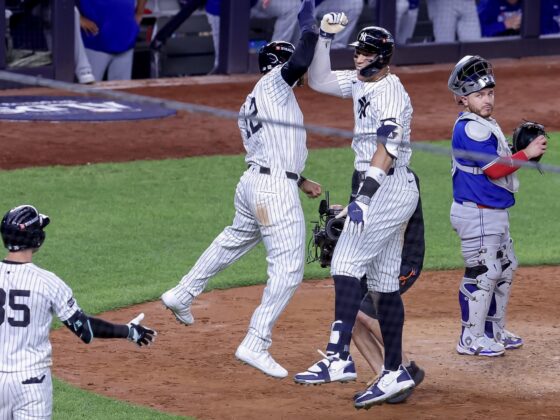 El jardinero derecho de los New York Yankees, Aaron Judge (C), celebra con el jardinero central, Trent Grisham (I), después de conectar un jonrón de tres carreras, mientras el receptor de los Toronto Blue Jays, Alejandro Kirk (D), observa en la cuarta entrada del juego 3 de la serie de playoffs de la División Americana de la MLB. EFE/EPA/SARAH YENESEL
