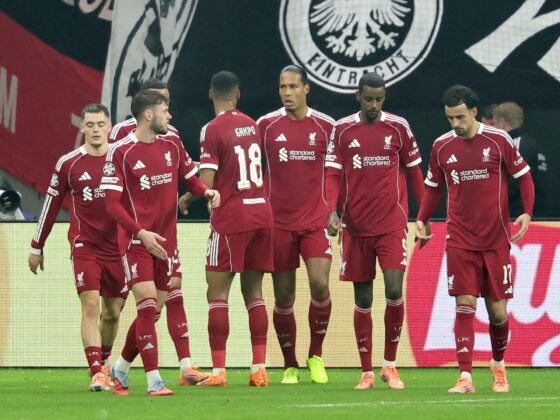 El central del Liverpool Virgil van Dijk celebra su gol gol durante el partido de la UEFA Champions League que han jugado SG Eintracht Frankfurt y Liverpool FC, en Frankfurt Main, Alemania. EFE/EPA/RONALD WITTEK