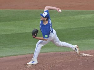 Trey Yesavage, lanzador de los Azulejos de Torontoprepara un lanzamiento durante el segundo juego de la Serie de Campeonato de la Liga Americana de la MLB contra los Marineros de Seattle. EFE/EPA/EDUARDO LIMA