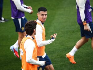 El delantero de la selección de Portugal Cristiano Ronaldo, durante un momento del entrenamiento de este miércoles en Oeiras (Portugal), con vistas a los próximos partidos de la fase de clasificación del Mundial 2026. EFE/EPA/RODRIGO ANTUNES