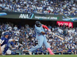 Blue Jays a una victoria de imponerse a los Dodgers en Serie Mundial El jugador de los Azulejos de Toronto Vladimir Guerrero Jr. (der.) conecta un jonrón en solitario ante los Dodgers de Los Ángeles durante la primera entrada del juego cinco de la Serie Mundial de la MLB. EFE/EPA/CAROLINE BREHMAN
 
//////////
 
LOS ANGELES (United States), 30/10/2025.- Toronto Blue Jays Vladimir Guerrero Jr. (R) hits a solo home run off Los Angeles Dodgers pitcher Blake Snell as Los Angeles Dodgers catcher Will Smith (C) and home plate umpire Alan Porter (L) look on during the first inning of the MLB World Series game five between the Toronto Blue Jays and the Los Angeles Dodgers in Los Angeles, California, USA, 29 October 2025. EFE/EPA/CAROLINE BREHMAN