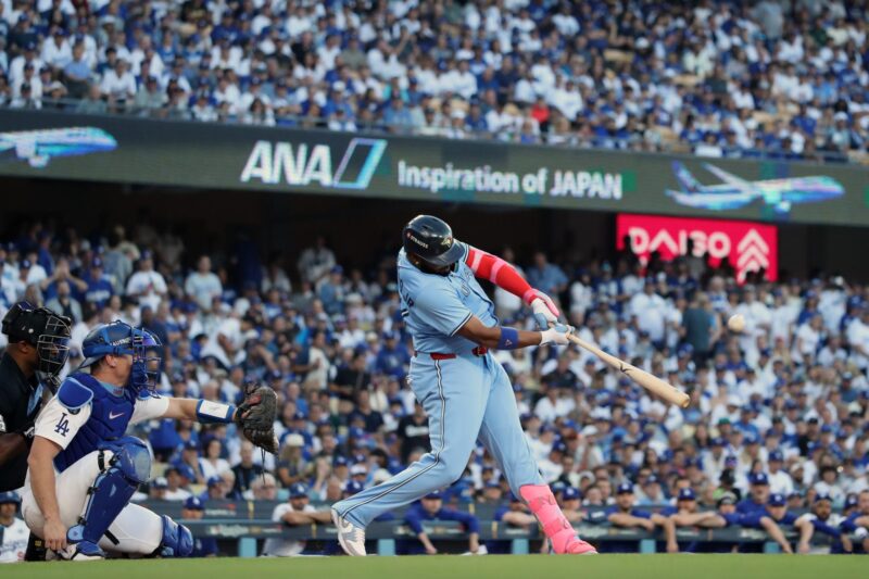 El jugador de los Azulejos de Toronto Vladimir Guerrero Jr. (der.) conecta un jonrón en solitario ante los Dodgers de Los Ángeles durante la primera entrada del juego cinco de la Serie Mundial de la MLB. EFE/EPA/CAROLINE BREHMAN
 
//////////
 
LOS ANGELES (United States), 30/10/2025.- Toronto Blue Jays Vladimir Guerrero Jr. (R) hits a solo home run off Los Angeles Dodgers pitcher Blake Snell as Los Angeles Dodgers catcher Will Smith (C) and home plate umpire Alan Porter (L) look on during the first inning of the MLB World Series game five between the Toronto Blue Jays and the Los Angeles Dodgers in Los Angeles, California, USA, 29 October 2025. EFE/EPA/CAROLINE BREHMAN