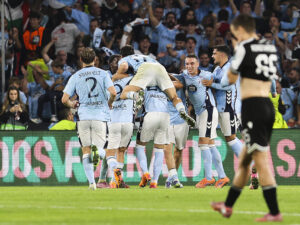 Los jugadores del Celta de Vigo celebran el gol de Williot Swedberg, tercero del equipo gallego, durante el partido de Liga Europa que Celta de Vigo y PAOK de Salónica disputan este jueves en el estadio de Balaídos, en Vigo. EFE/ Salvador Sas