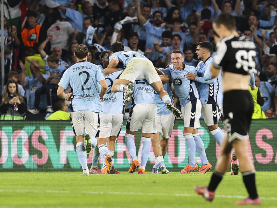 Los jugadores del Celta de Vigo celebran el gol de Williot Swedberg, tercero del equipo gallego, durante el partido de Liga Europa que Celta de Vigo y PAOK de Salónica disputan este jueves en el estadio de Balaídos, en Vigo. EFE/ Salvador Sas