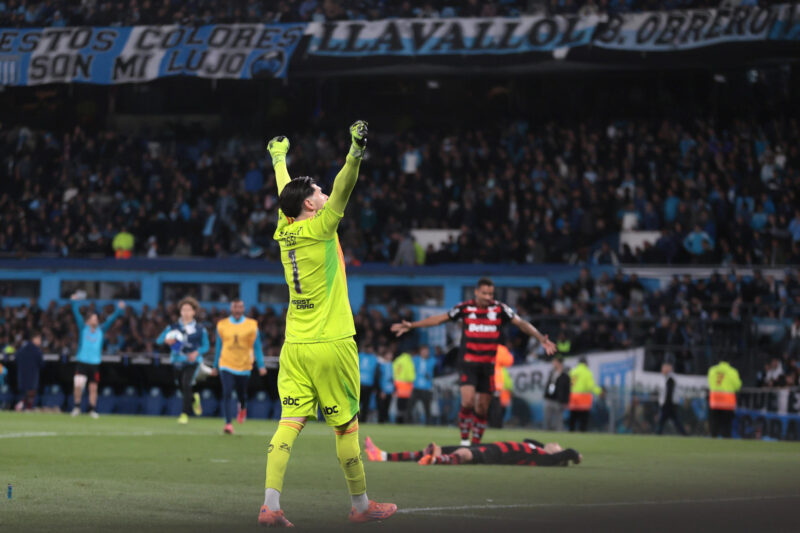 El portero titular de Flamengo, Agustín Rossi, celebra la clasificación del equipo brasileño a la final de la Copa Libertadores tras igualar este miércoles sin goles con Racing Club en el estadio El Cilindro, de la ciudad argentina de Avellaneda. EFE/ Luciano Gonzalez