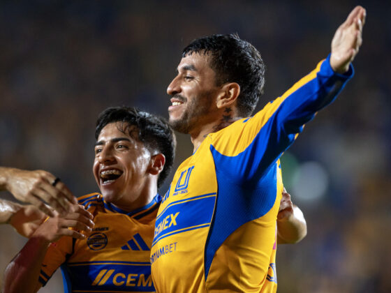 Angel Correa (i) y Diego Sanchez (d) de Tigres celebran un gol este viernes, en un partido de la Liga MX entre Tigres y Necaxa en el estadio Universitario de la UANL, en San Nicolás de los Garza (México). EFE/ Miguel Sierra.