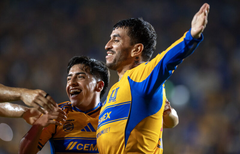 Angel Correa (i) y Diego Sanchez (d) de Tigres celebran un gol este viernes, en un partido de la Liga MX entre Tigres y Necaxa en el estadio Universitario de la UANL, en San Nicolás de los Garza (México). EFE/ Miguel Sierra.