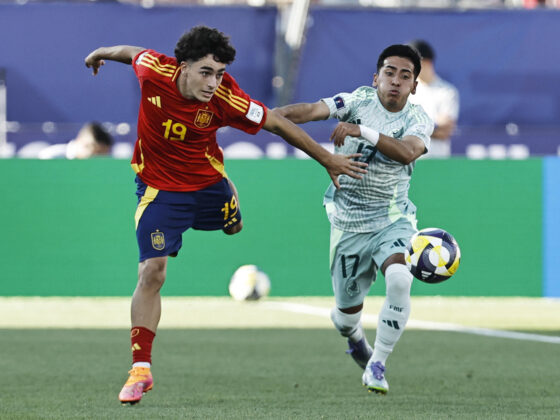 Jan Virgili (i) de España disputa el balón con Diego Sánchez de México en un partido de la Copa Mundial Sub-20 . EFE/ Osvaldo Villarroel
