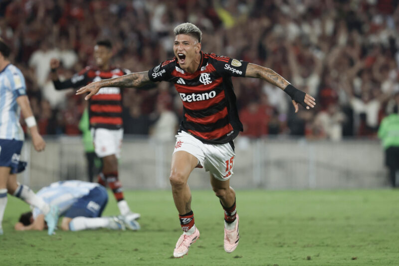 El  colombiano Jorge Carrascal celebra el gol que ha permitido a Flamengo ganar este miércoles el partido de ida de las semifinales de la Copa Libertadores por 1-0 a Racing Club en el estadio Maracaná de Río de Janeiro. EFE/ Antonio Lacerda
