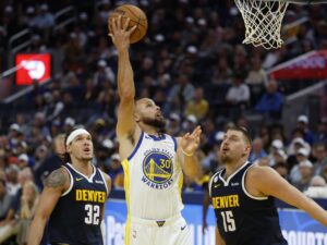 Unanimo Breves: ¡Curry encendido y varios jugadores arrestados en NBA! El base de los Golden State Warriors Stephen Curry (C) en acción contra el centro de los Denver Nuggets Nikola Jokic (D) y el ala-pívot de los Denver Nuggets Aaron Gordon (I) durante la segunda mitad del partido de apertura de la temporada de los Golden State Warriors contra los Denver Nuggets en San Francisco, California, EE.UU. EFE/EPA/JOHN G. MABANGLO