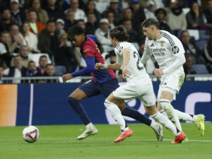 El Clásico entre la sanidad del Madrid y la crisis de bajas del Barça El delantero del FC Barcelona Lamine Yamal (i) en el clásico del año pasado jugado el estadio Santiago Bernabéu, en Madrid en foto de archivo de Juanjo Martín. EFE