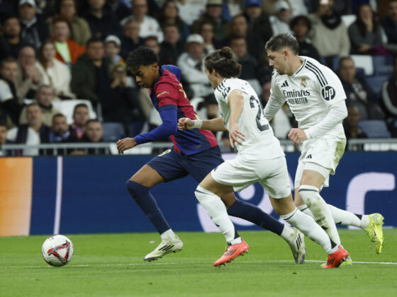 El Clásico entre la sanidad del Madrid y la crisis de bajas del Barça El delantero del FC Barcelona Lamine Yamal (i) en el clásico del año pasado jugado el estadio Santiago Bernabéu, en Madrid en foto de archivo de Juanjo Martín. EFE