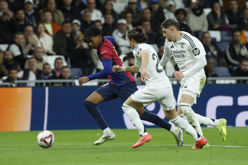 El Clásico entre la sanidad del Madrid y la crisis de bajas del Barça El delantero del FC Barcelona Lamine Yamal (i) en el clásico del año pasado jugado el estadio Santiago Bernabéu, en Madrid en foto de archivo de Juanjo Martín. EFE