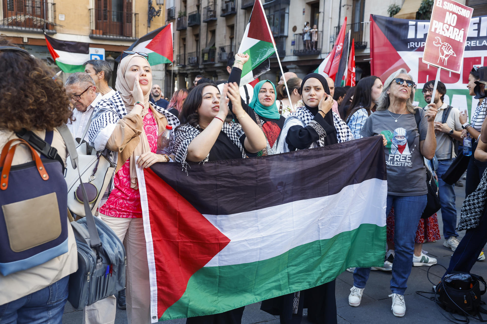 FIFA sanciona a la Federación Israelí por discriminación y conducta Manifestantes propalestinos se concentran este jueves en Madrid en apoyo a la población de Gaza y contra los ataques de Israel en la zona. EFE/J.P.Gandul