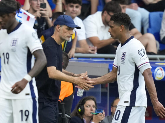 El seleccionador de Inglaterra Thomas Tuchel saluda a Jude Bellingham durante un partido el pasado 7 de junio. EFE/ Enric Fontcuberta