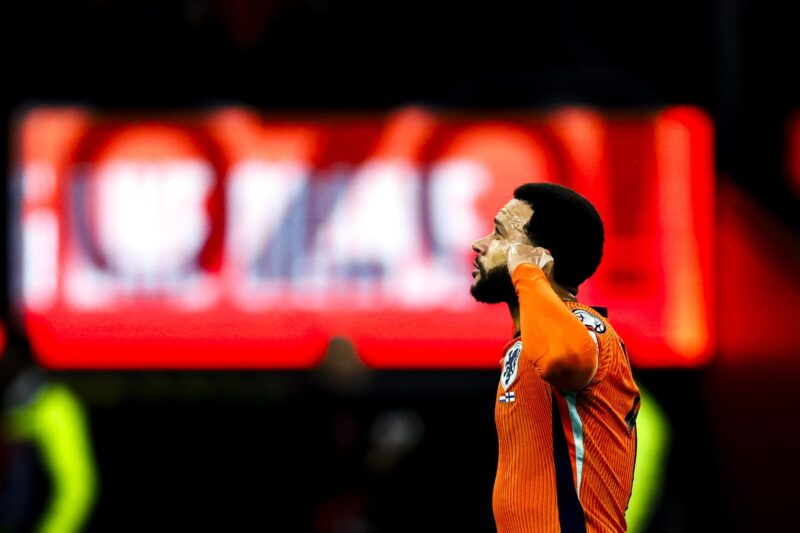 El delantero del Países Bajos Memphis Depay celebra el 3-0 durante el partido de clasificación para el Mundial 2026 jugado en Amsterdam,  Países Bajos. EFE/EPA/OLAF KRAAK