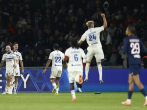 Joaquin Panichelli (2-i), del Estrasburgo celebra, el 1-3 con sus compañeros durante el partido de la Ligue 1 francesa de fútbol contra el Paris Saint-Germain en París. EFE/EPA/YOAN VALAT