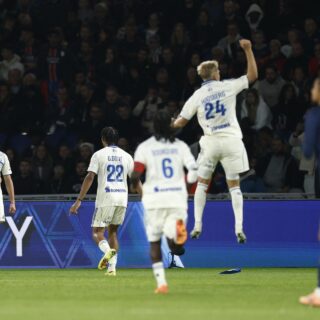 Joaquin Panichelli (2-i), del Estrasburgo celebra, el 1-3 con sus compañeros durante el partido de la Ligue 1 francesa de fútbol contra el Paris Saint-Germain en París. EFE/EPA/YOAN VALAT