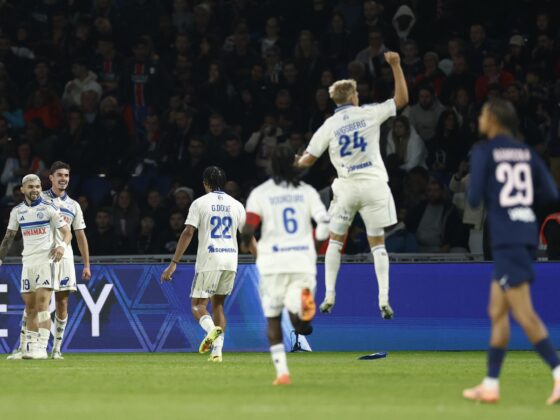 Joaquin Panichelli (2-i), del Estrasburgo celebra, el 1-3 con sus compañeros durante el partido de la Ligue 1 francesa de fútbol contra el Paris Saint-Germain en París. EFE/EPA/YOAN VALAT