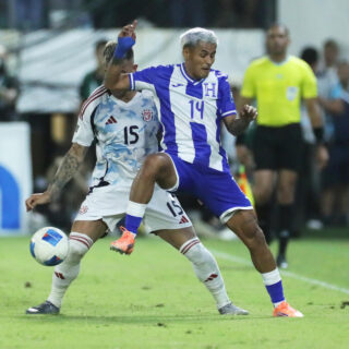 El hondureño Andy Najar (d) disputa un balón con el costarricense Francisco Quesada durante el partido de la tercera jornada del Grupo C de las eliminatorias de la Concacaf para el Mundial de 2026 jugado este jueves en el Estadio General Francisco Morazán, de San Pedro Sula. EFE/ Gustavo Amador