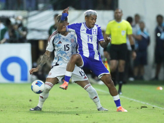 El hondureño Andy Najar (d) disputa un balón con el costarricense Francisco Quesada durante el partido de la tercera jornada del Grupo C de las eliminatorias de la Concacaf para el Mundial de 2026 jugado este jueves en el Estadio General Francisco Morazán, de San Pedro Sula. EFE/ Gustavo Amador
