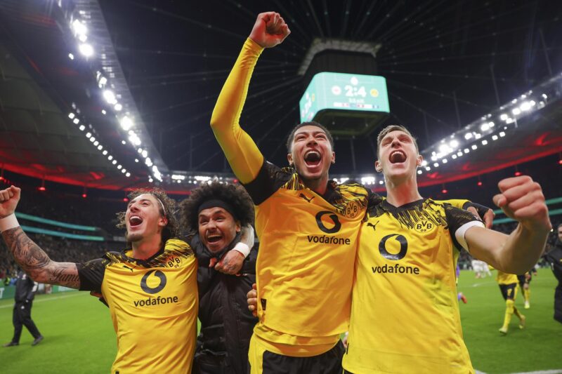 Nico Schlotterbeck, a la espera de la llamada del Real Madrid (I-D) Los jugadores del Dortmund Fabio Silva, Karim Adeyemi, Jobe Bellingham y Nico Schlotterbeck celebran la clasificación en los penaltis en la DFB Cup ante el Eintracht Frankfurt en Frankfurt, Alemania. EFE/EPA/CHRISTOPHER NEUNDORF