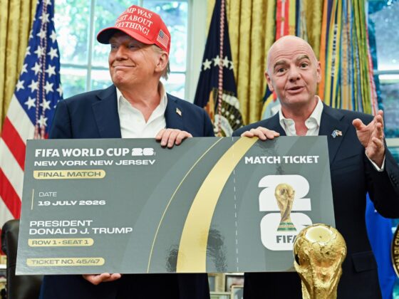 Fotografía de Annabelle Gordon / POOL, en la que puede verse en una imagen de archivo del 22 de agosto de 2025 al presidente de Estados Unidos, Donald Trump (i), y al presidente de la FIFA, Gianni Infantino (d), mostrando en la Casa Blanca un modelo de entrada para el Mundial 2026. EFE
