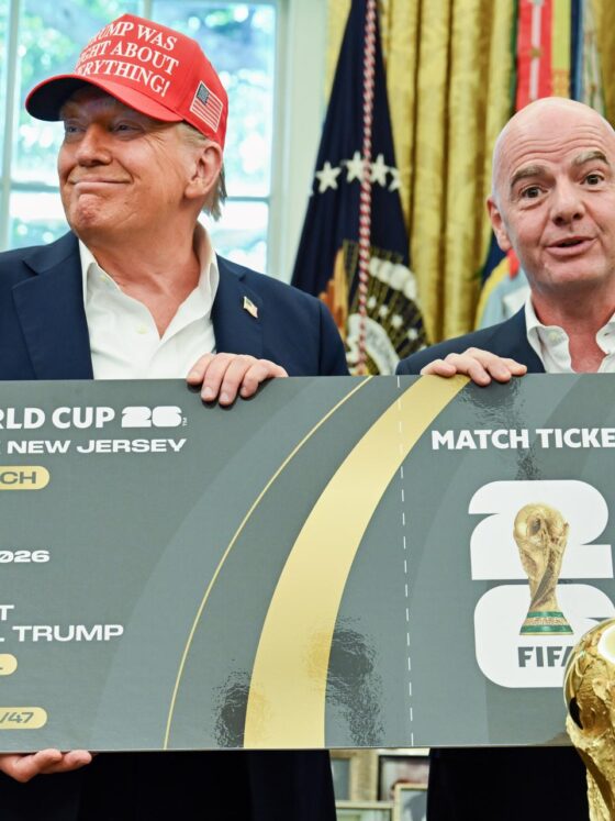 Fotografía de Annabelle Gordon / POOL, en la que puede verse en una imagen de archivo del 22 de agosto de 2025 al presidente de Estados Unidos, Donald Trump (i), y al presidente de la FIFA, Gianni Infantino (d), mostrando en la Casa Blanca un modelo de entrada para el Mundial 2026. EFE