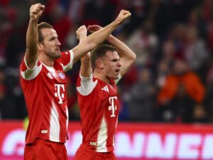El delantero Harry Kane, del Bayern Múnich (i), durante el partido de la Bundesliga que han jugado Bayern Munich y Borussia Dortmund en Múnich, Alemania EFE/EPA/ANNA SZILAGYI