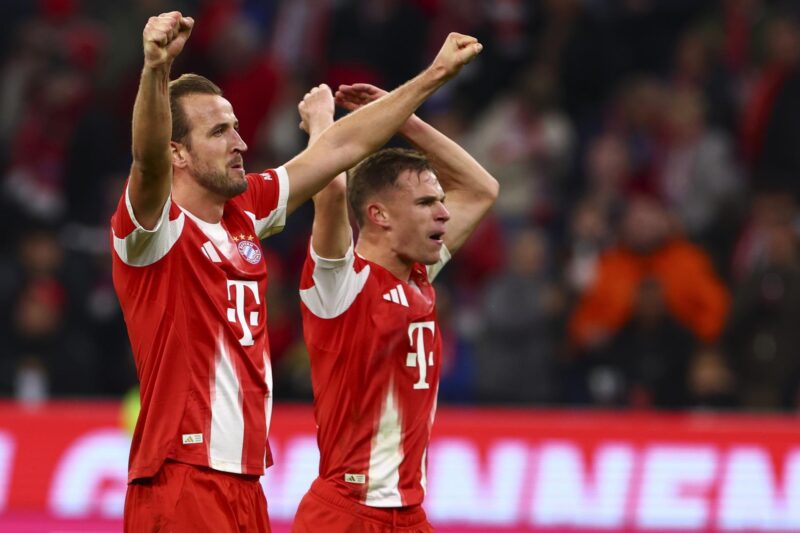 Bayern Múnich, apuesta por la razón antes que por los millones El delantero Harry Kane, del Bayern Múnich (i), durante el partido de la Bundesliga que han jugado Bayern Munich y Borussia Dortmund en Múnich, Alemania EFE/EPA/ANNA SZILAGYI