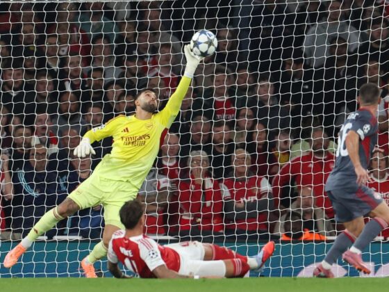 El portero del Arsenal David Raya (L) efectúa una parada durante el partido de la segunda jornada de la UEFA Champions League que han jugado Arsenal y Olympiacos en Londres, Reino Unido. EFE/EPA/NEIL HALL