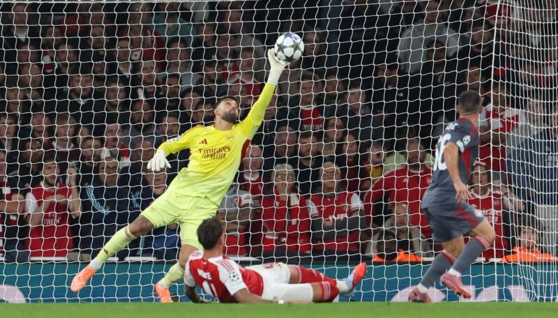 El portero del Arsenal David Raya (L) efectúa una parada durante el partido de la segunda jornada de la UEFA Champions League que han jugado Arsenal y Olympiacos en Londres, Reino Unido. EFE/EPA/NEIL HALL