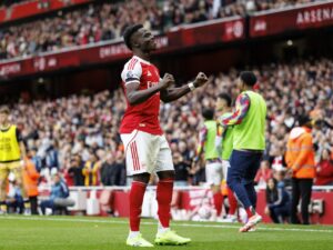 El jugador del Arsenal Bukayo Saka  elebra el 2-0, de penalti, durante el partido de la Premier League que han jugado Arsenal FC y West Ham United, en Londres, Reino Unido. EFE/EPA/TOLGA AKMEN