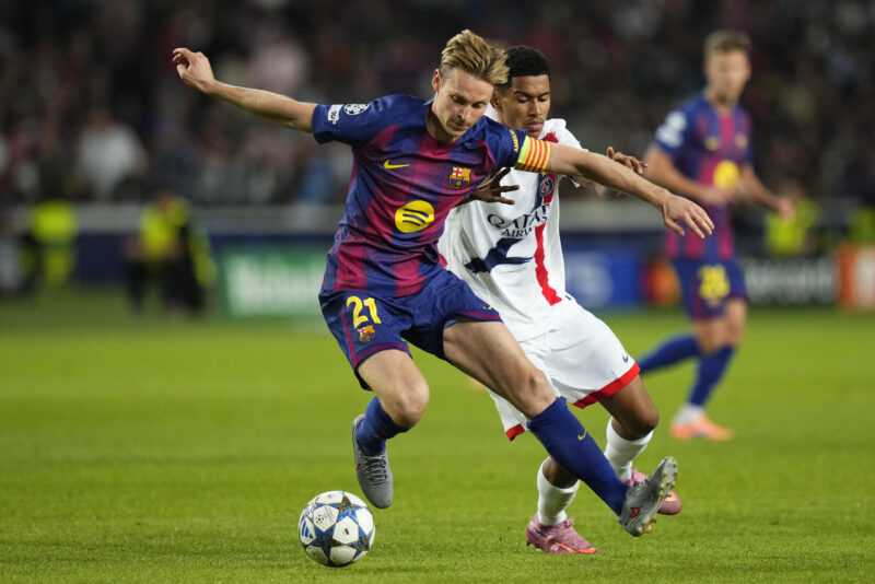 El centrocampista neerlandés del FC Barcelona, Frenkie de Jong (i), se lleva el balón ante el centrocampista del París Saint-Germain, Senny Mayulu, durante el partido de la primera fase de la Liga de Campeones que FC Barcelona y PSG disputaron en el estadio olímpico Lluis Companys. EFE/Siu Wu.