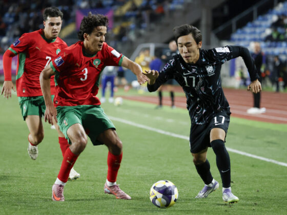 Ali Maamar (i) de Marruecos disputa el balón con Hyun-Min Kim de Corea del Sur en un partido de octavos de final de la Copa Mundial Sub-20. EFE/ Elvis González