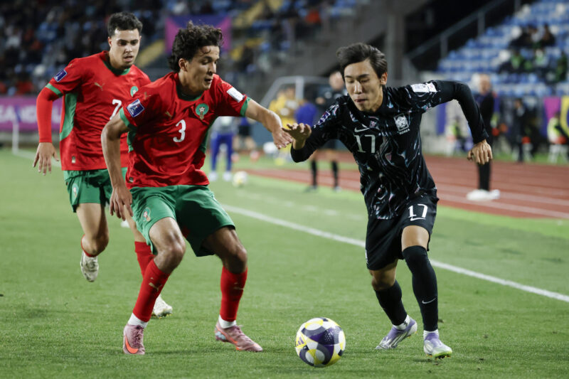 Ali Maamar (i) de Marruecos disputa el balón con Hyun-Min Kim de Corea del Sur en un partido de octavos de final de la Copa Mundial Sub-20. EFE/ Elvis González