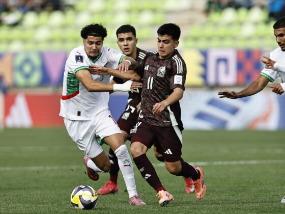 Gilberto Mora (c), de México, disputa el balón con Ilias Boumassaoudi (i), de Marruecos, en un partido del Mundial Sub-20 en Chile. EFE/Osvaldo Villarroel