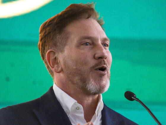 El presidente de la Conmebol, Alejandro Domínguez, habla durante un evento por el centenario de la Federación Boliviana de Fútbol (FBF) en La Paz. EFE/Gabriel Márquez