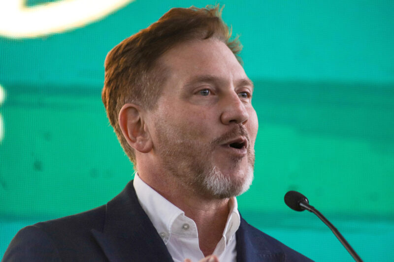 El presidente de la Conmebol, Alejandro Domínguez, habla durante un evento por el centenario de la Federación Boliviana de Fútbol (FBF) en La Paz. EFE/Gabriel Márquez