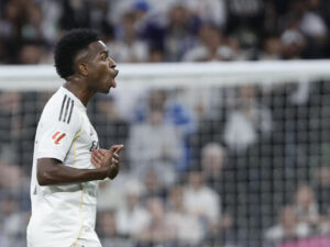 El delantero del Real Madrid Vinicius Jr, reacciona al ser sustituido durante el partido de la décima jornada de LaLiga EA Sports, que Real Madrid y FC Barcelona disputaron en el estadio Santiago Bernabéu. EFE/ Sergio Perez