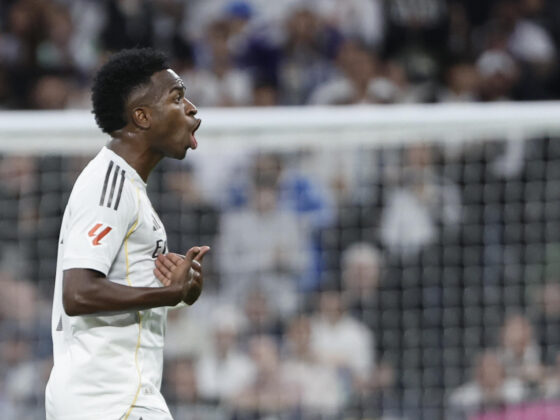 El delantero del Real Madrid Vinicius Jr, reacciona al ser sustituido durante el partido de la décima jornada de LaLiga EA Sports, que Real Madrid y FC Barcelona disputaron en el estadio Santiago Bernabéu. EFE/ Sergio Perez