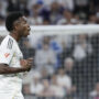 El delantero del Real Madrid Vinicius Jr, reacciona al ser sustituido durante el partido de la décima jornada de LaLiga EA Sports, que Real Madrid y FC Barcelona disputaron en el estadio Santiago Bernabéu. EFE/ Sergio Perez