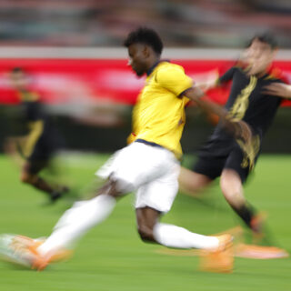Israel Reyes (d) de México disputa el balón con Jhoanner Stalin Chávez (i) de Ecuador este martes, durante un partido amistoso entre la selección de México y Ecuador, en el Estadio Akron, en Guadalajara (México). EFE/ Francisco Guasco