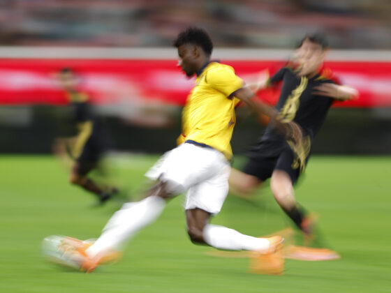 Israel Reyes (d) de México disputa el balón con Jhoanner Stalin Chávez (i) de Ecuador este martes, durante un partido amistoso entre la selección de México y Ecuador, en el Estadio Akron, en Guadalajara (México). EFE/ Francisco Guasco