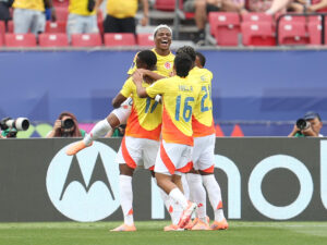 Jugadores de la selección sub-20 de Colombia celebran este sábado la conquista del tercer puesto del Mundial juvenil de Chile tras derrotar por 1-0 a la de Francia en el estadio Nacional Julio Martínez Prádanos, de Santiago. EFE/ Ailen Díaz